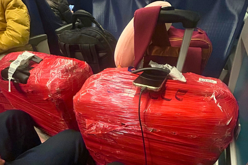 bagagens com a cobertura de plastico de proteção, em um trem
