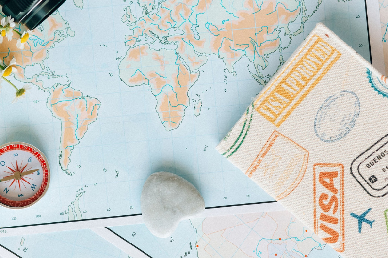 passaporte sobre um mapa, planejando uma viagem 