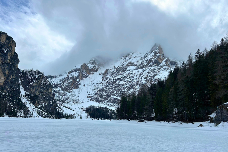 lado di braies congelado no inverno das dolomitas