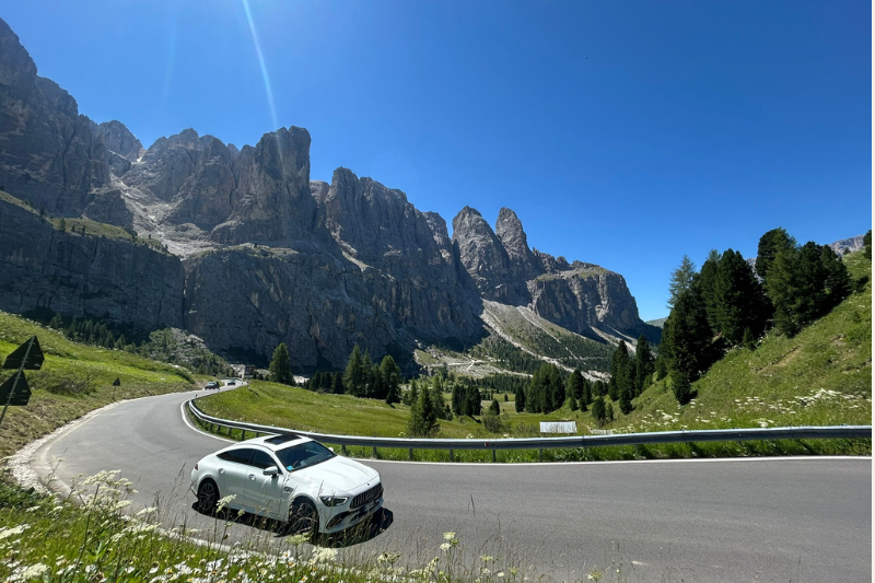 Imagem de uma das curvas do passo gardena nas dolomitas
