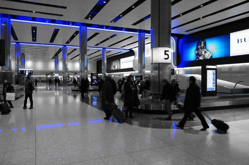 Pessoas em volta das esteiras do aeroporto — Guia de aeroporto para viajantes