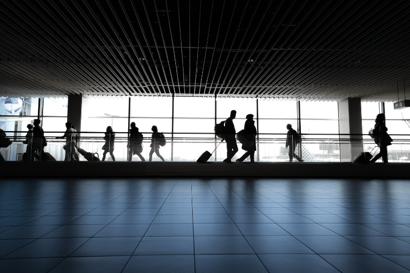 Imagens de pessoas no aeroporto