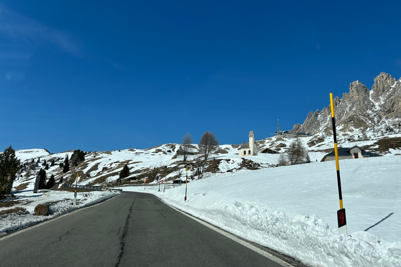 Estrada com neve, nas dolomitas - Itália