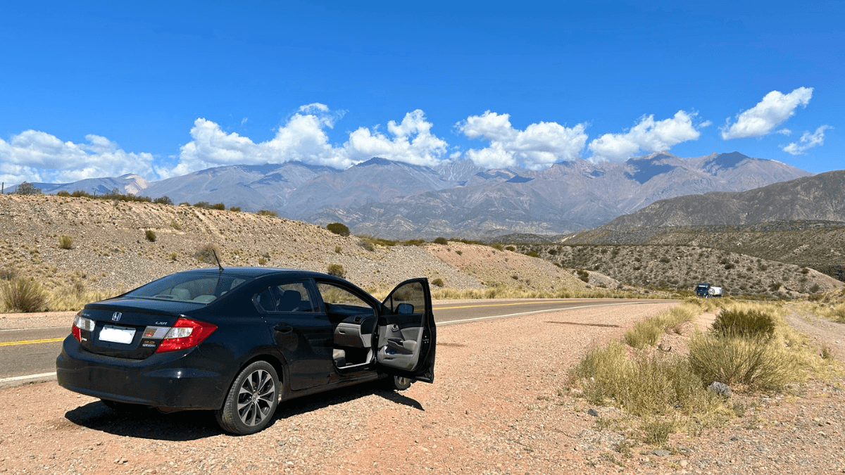 Carro na estrada da cordilheira dos andes - como planejar uma road trip