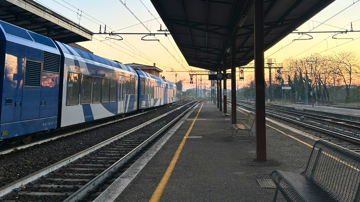 Estação de trem ao nascer do sol