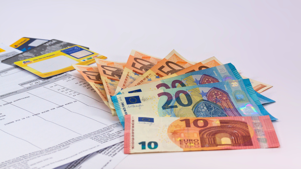 Notas de euro na mesa em organização de como levar dinheiro na viagem
