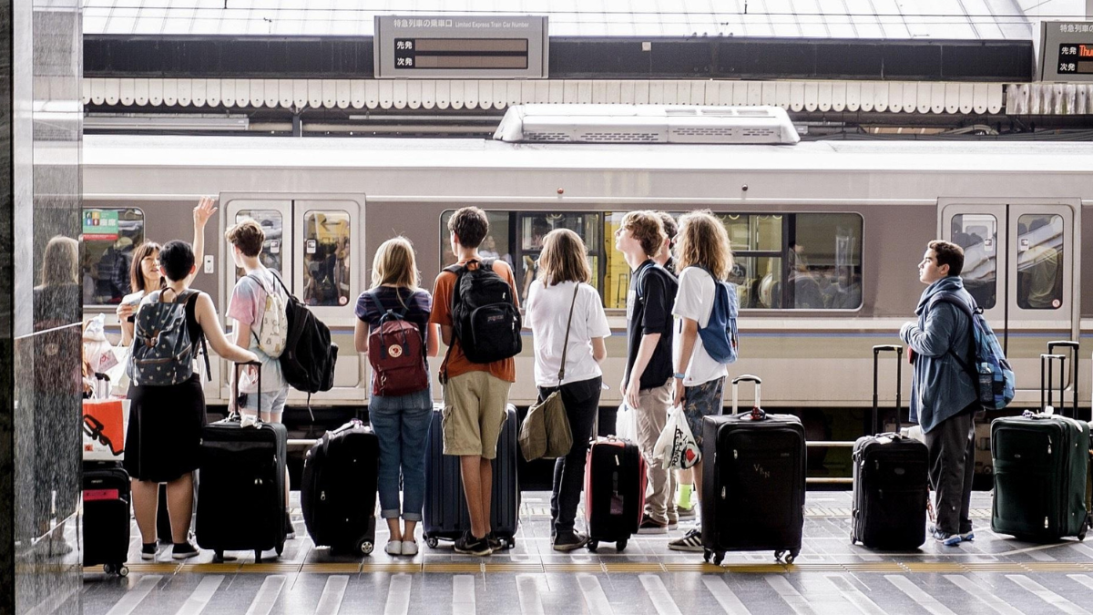 pessoas na estação de trem com suas bagagens, inicio para o que levar na mala de viagem