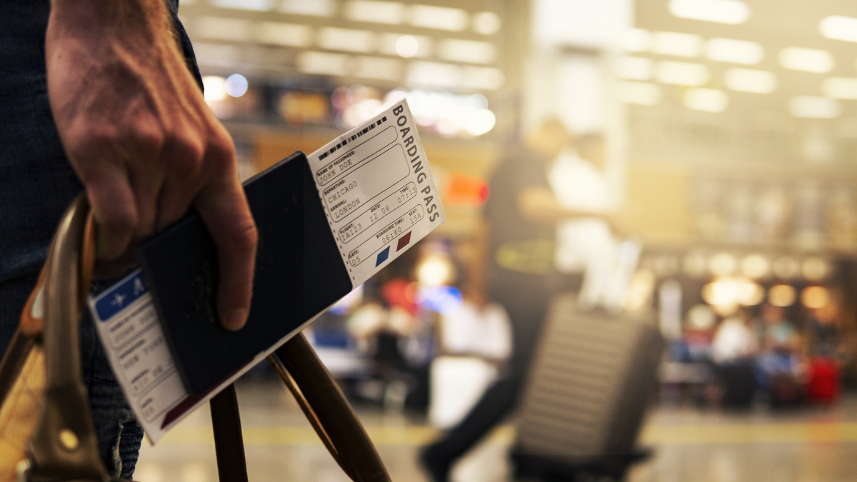 Passaporte e passagens aéreas organizando os documentos para viagem internacional.