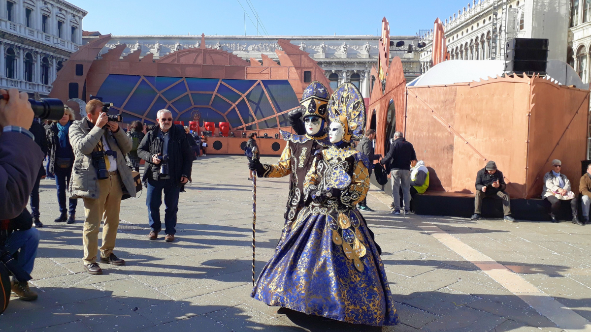 Carnaval de Veneza pessoas com fantasias mascaradas
