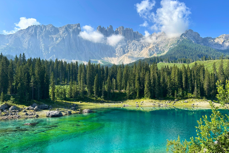 Lago di carezza nas dolomitas