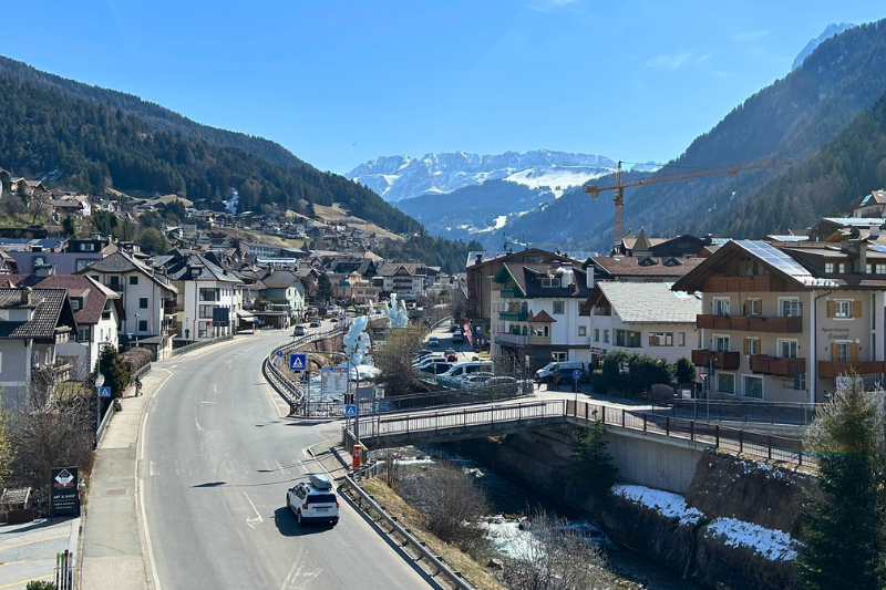 Vista da cidade de ortisei nas dolomitas