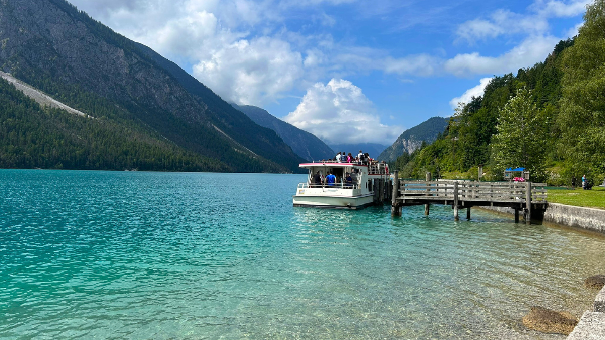 Lago plansee e barco de passeio